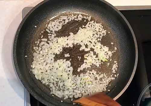 Тарталетки з куркою та грибами на закуску у духовці