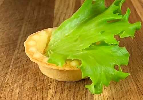 Тарталетки з куркою та грибами на закуску у духовці