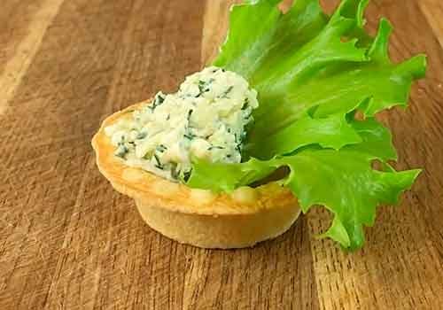 Тарталетки з куркою та грибами на закуску у духовці