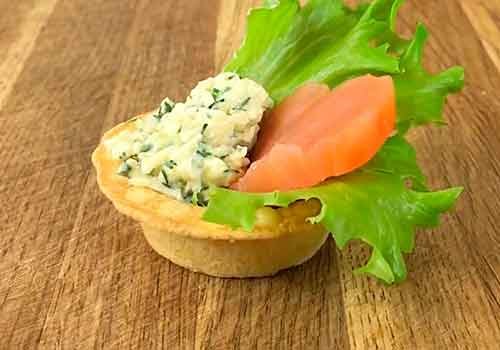 Тарталетки з куркою та грибами на закуску у духовці