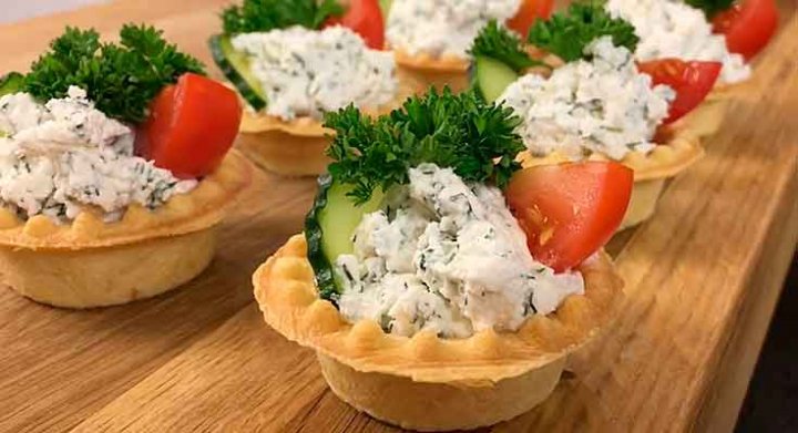 Тарталетки з куркою та грибами на закуску у духовці