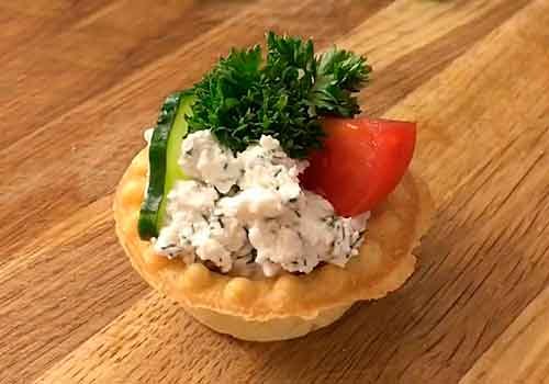 Тарталетки з куркою та грибами на закуску у духовці