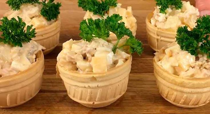 Тарталетки з куркою та грибами на закуску у духовці