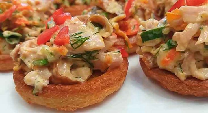 Тарталетки з куркою та грибами на закуску у духовці