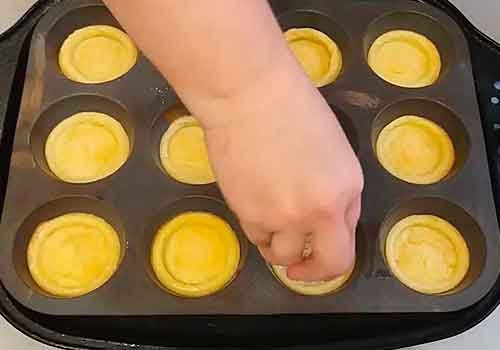 Тарталетки з куркою та грибами на закуску у духовці