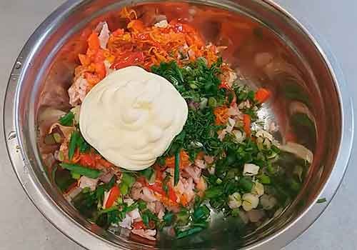 Тарталетки з куркою та грибами на закуску у духовці