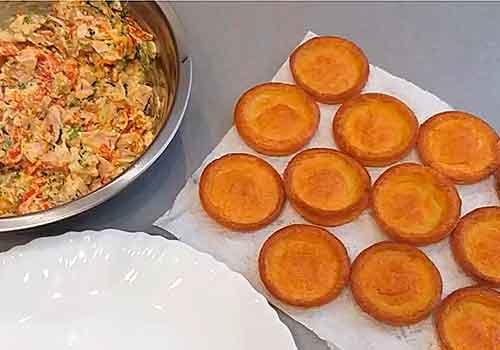 Тарталетки з куркою та грибами на закуску у духовці