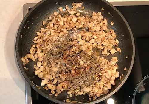 Тарталетки з куркою та грибами на закуску у духовці