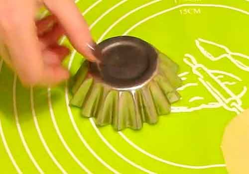 Тарталетки з куркою та грибами на закуску у духовці