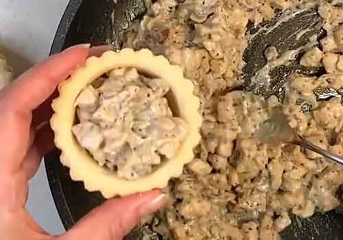 Тарталетки з куркою та грибами на закуску у духовці