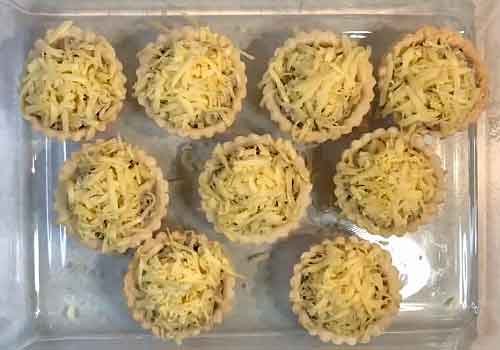 Тарталетки з куркою та грибами на закуску у духовці