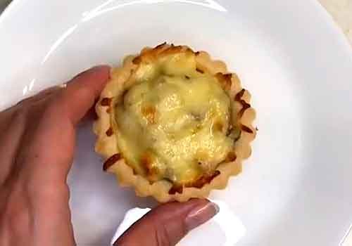 Тарталетки з куркою та грибами на закуску у духовці