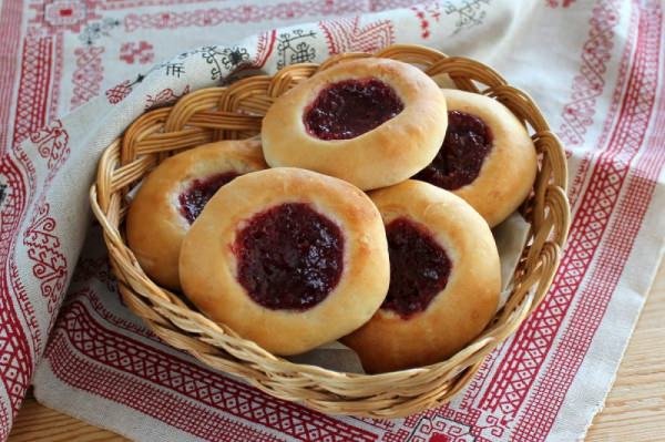 Смачні ватрушки з повидлом: 7 найкращих рецептів для вас