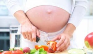 Вживання жимолості, користь і шкода для людського організму