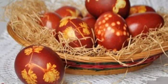 Як фарбувати яйця в цибулинні — народні способи