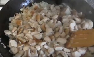 Як посмажити білі гриби на сковороді в домашніх умовах