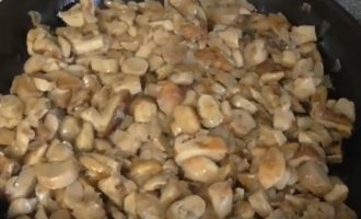 Як посмажити білі гриби на сковороді в домашніх умовах