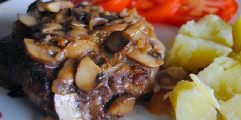 Смажені білі гриби в сметані