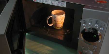 Як позбавитися від запаху в мікрохвильовці — огляд очищувальних розчинів і способів