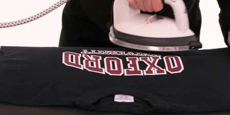 Як прасувати футболку на прасувальній дошці