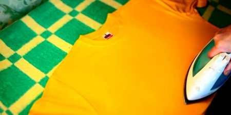 Як прасувати футболку на прасувальній дошці