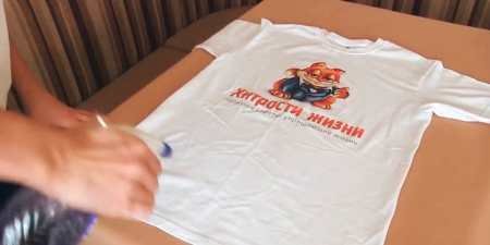 Як прасувати футболку на прасувальній дошці