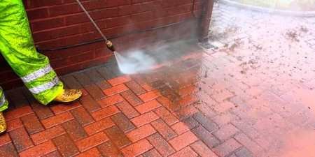 Як прибрати траву між тротуарною плиткою термічною обробкою та механічним методом