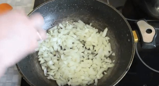 Смачно готуємо гриби гливи з цибулею на сковороді: час смаження