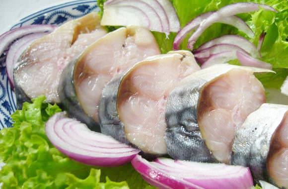 Як солити скумбрію: 5 основних рецептів
