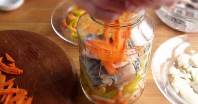 Як солити скумбрію: 5 основних рецептів