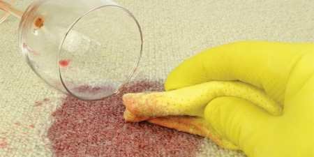 Як вивести пляму від червоного вина — ефективні методи в домашніх умовах з фото