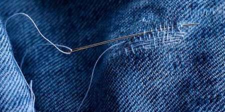 Як замаскувати дірку на джинсах — креативні способи штопання