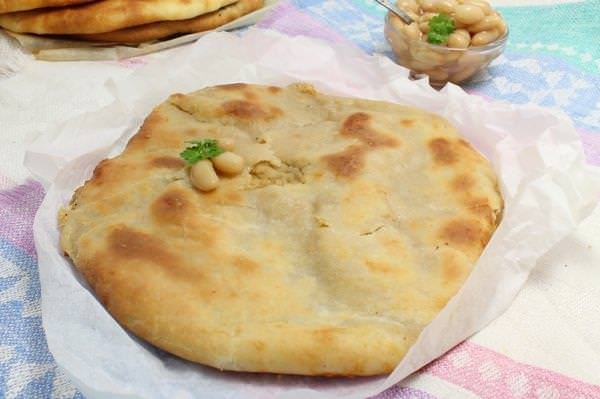 Як замісити тісто для осетинських пирогів з начинкою?