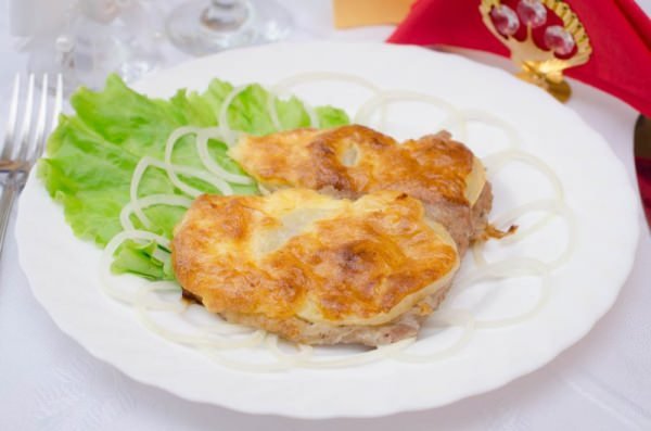 Яловичина по-французьки в духовці – 5 рецептів приготування