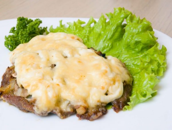 Яловичина по-французьки в духовці – 5 рецептів приготування