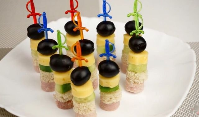 Закуски на день рождения: 11 простых и вкусных рецептов