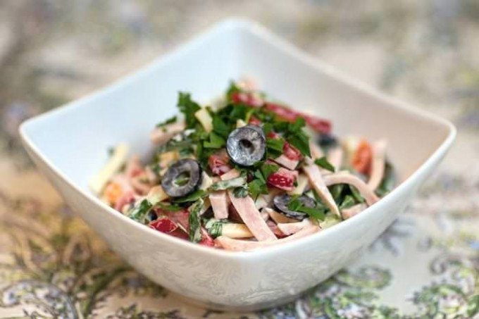 Італійський салат з макаронами і шинкою — рецепт приготування