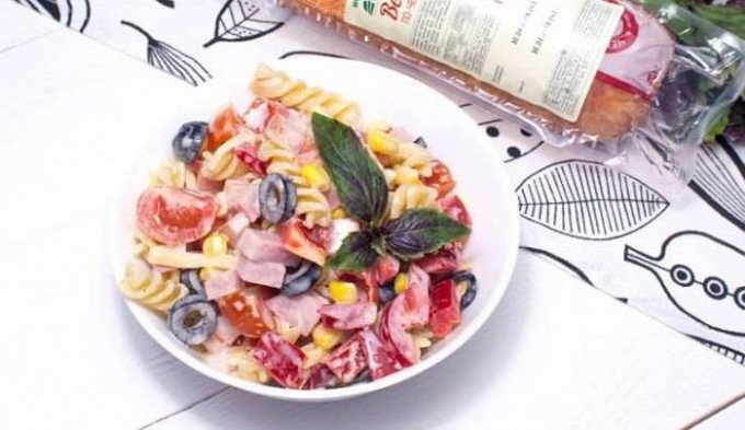 Італійський салат з макаронами і шинкою — рецепт приготування