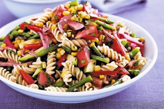 Італійський салат з макаронами і шинкою — рецепт приготування