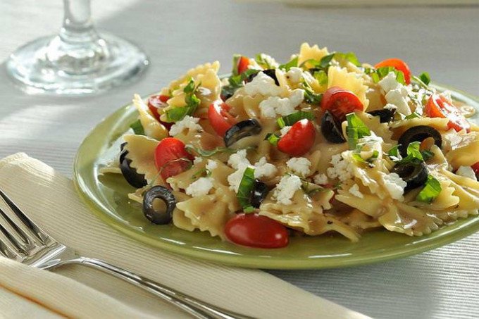 Італійський салат з макаронами і шинкою — рецепт приготування