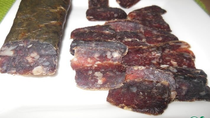 Рецепт приготування смачного домашнього суджука: покрокова інструкція