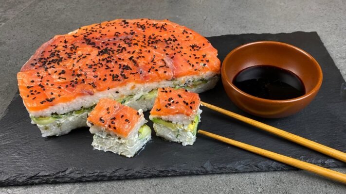 Простий рецепт суші торта з червоною рибою для домашнього приготування