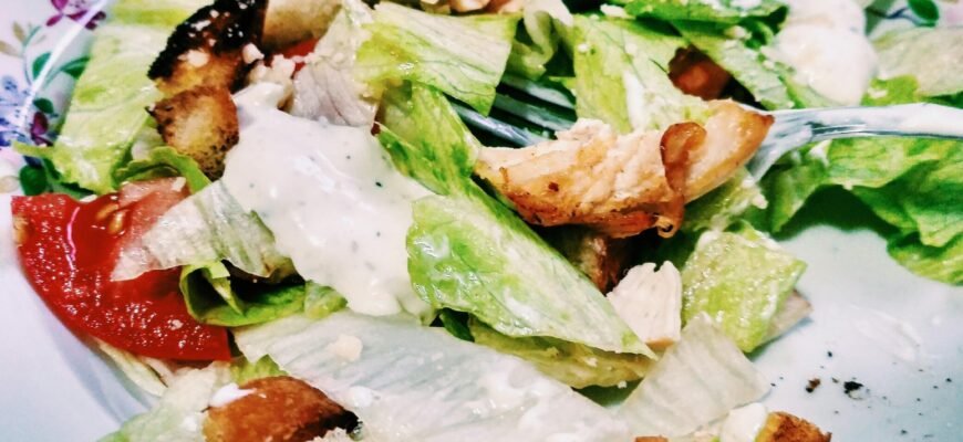Смачний рецепт салату “Цезар”: покрокове приготування та секрети
