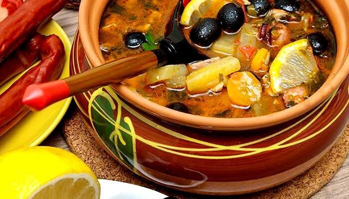 Рецепт смачної солянки з ковбасою та картоплею: покрокове приготування