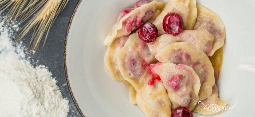 Смачний рецепт вареників з вишнею: ідеальне тісто та соковита начинка Смачний рецепт вареників з вишнею: ідеальне тісто та соковита начинка