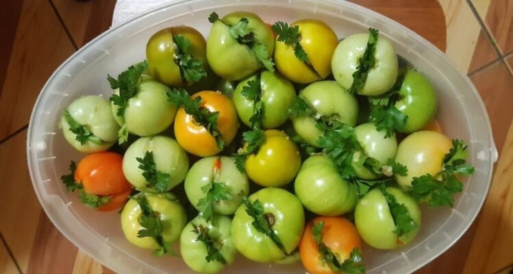 Рецепт квашених зелених помідорів у відрі: покрокова інструкція