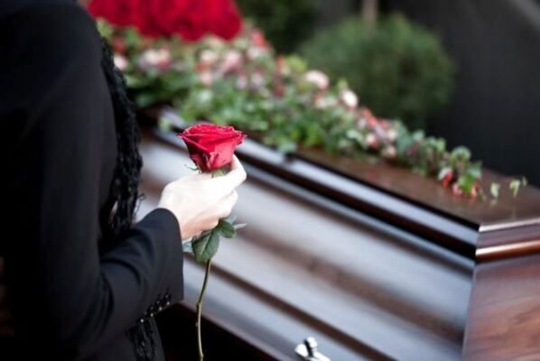 Допомога на поховання: що робити, якщо людина не працювала?